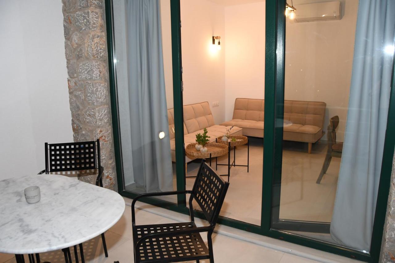 Apartment Bay *